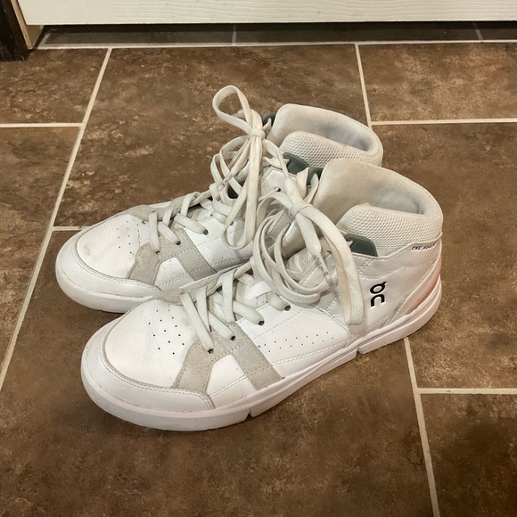 Women’s On Cloud The Roger Clubhouse Sneakers Mid White Size 8.5 - Picture 1 of 6